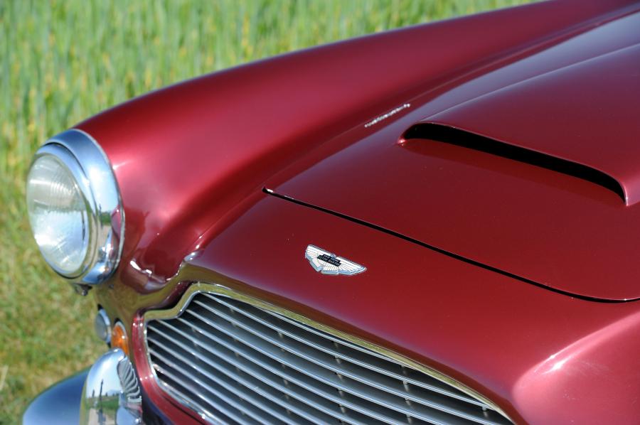 Детали экстерьера Aston Martin DB4 Convertible 1962 года  (фото 7 из 41)